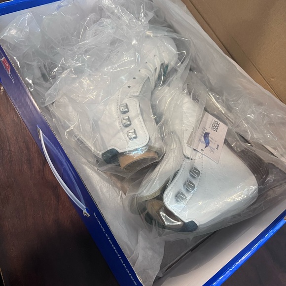 Brand New in Box RIEDELL EMERALD SKATES SIZE 10 - Picture 2 of 5